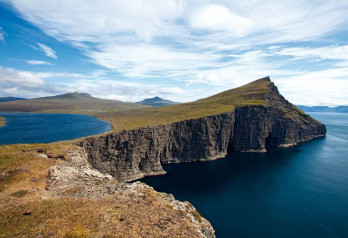 SPACER NAD WISZĄCĄ SKAŁĄ